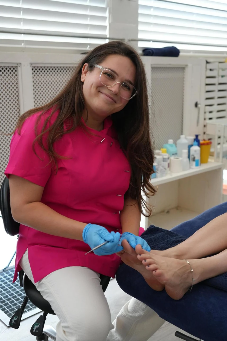 Yana verzorgt de teennagels van een klant in haar praktijk